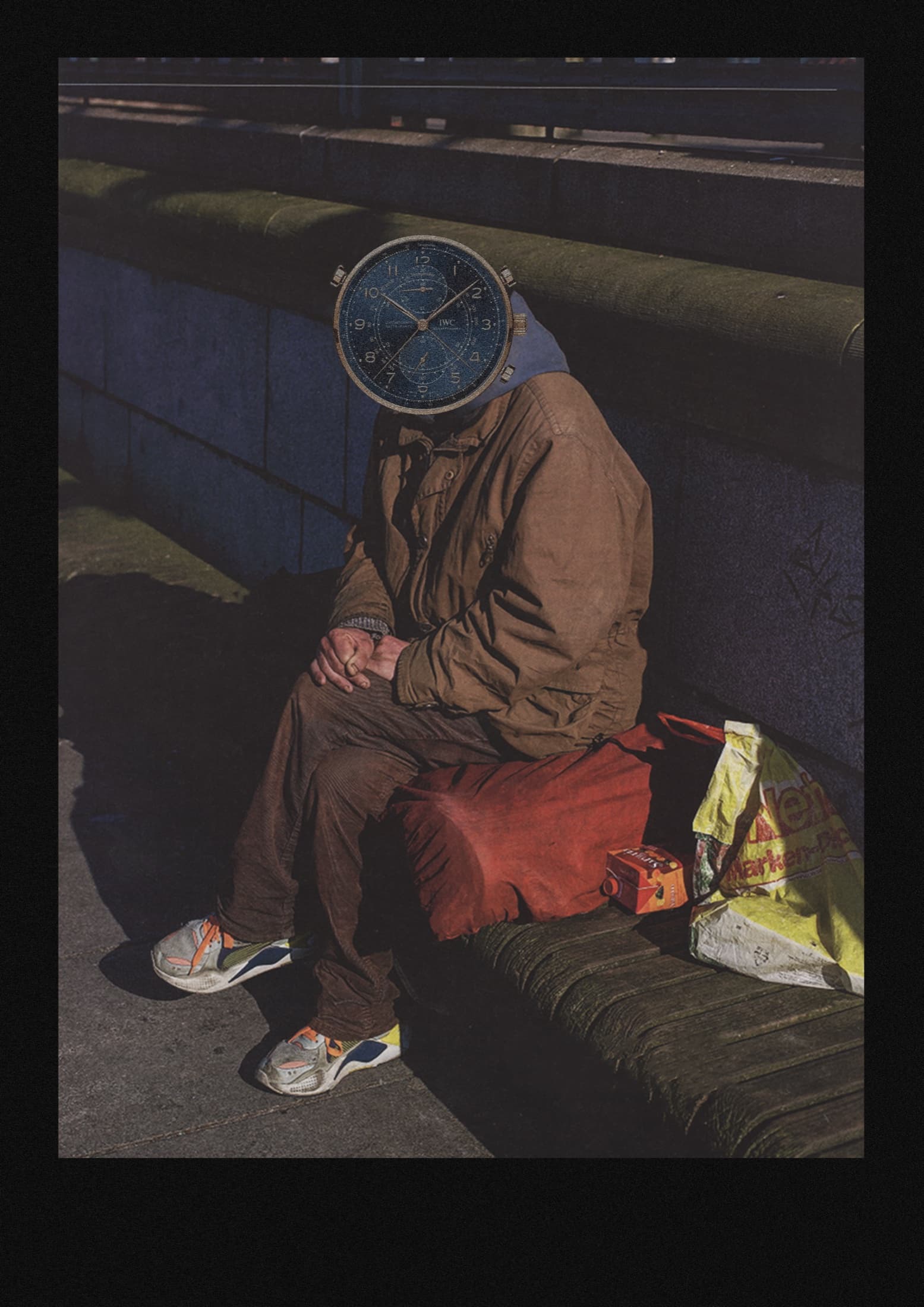 Mixed-Media-Collage: Mann auf einer Straßenbank, dessen Kopf durch ein klassisches Uhrwerk ersetzt ist